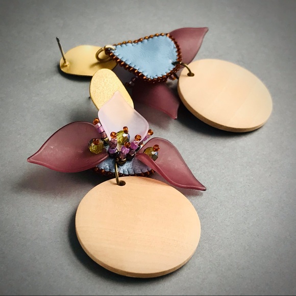 Floral earrings with wood pendant - Picture 11 of 14